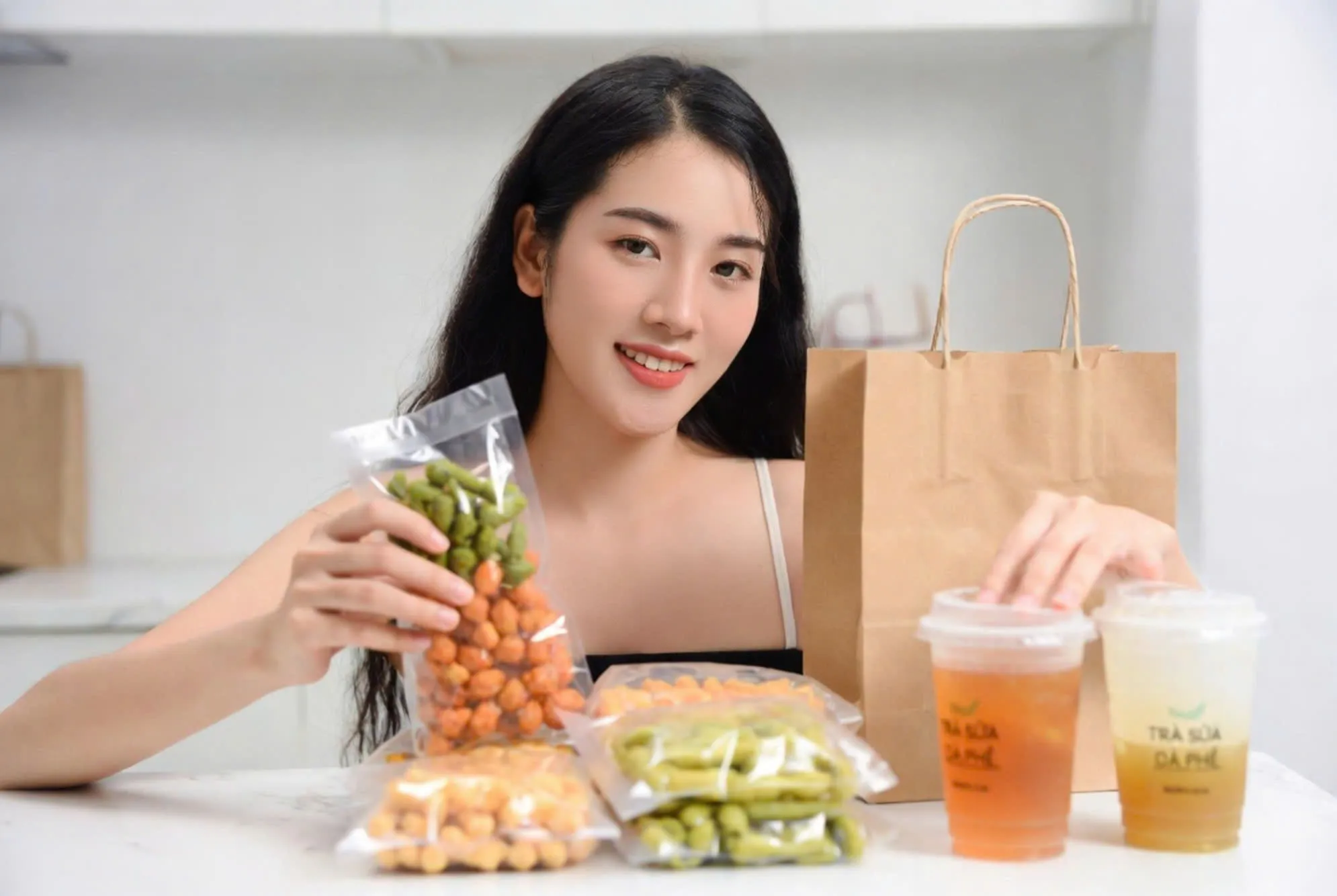 Người kinh doanh khi tìm hiểu bán hàng online nên bán gì chạy nhất thường ưu tiên nhóm tiêu dùng nhanh như đồ ăn vặt và đồ uống take away vì nhu cầu cao, dễ bán